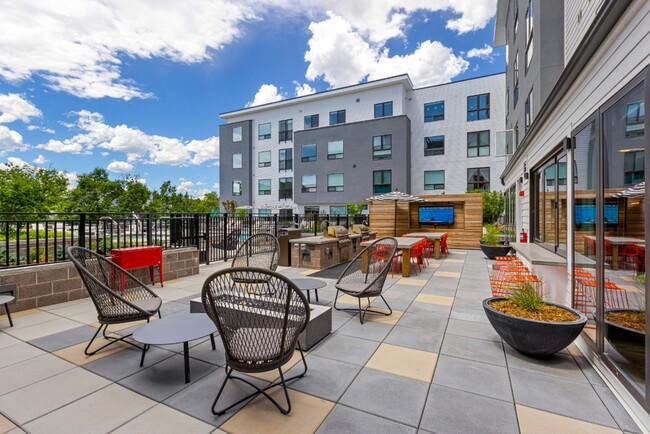 Exterior Court Yard - Green Leaf Jayne Apartments