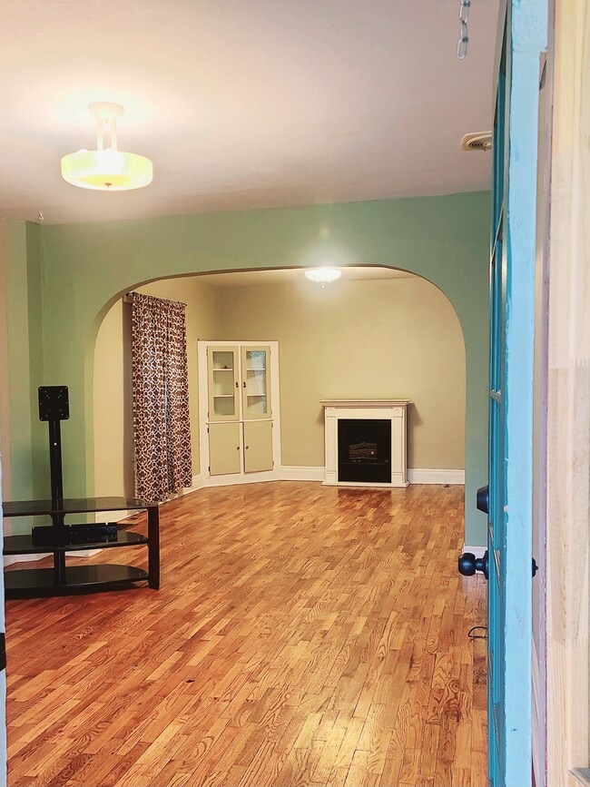 Photo - 727 Collyer St