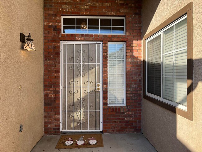 Photo - 686 Millbrook St