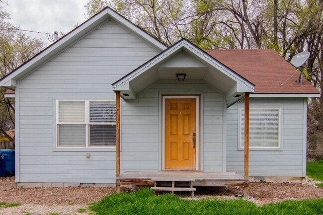 Building Photo - 2 Bedroom Nampa Home_Large Lot_Pet Friendly