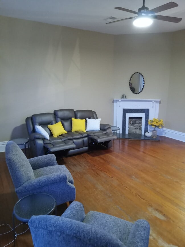 Building Photo - 1116 Main St Unit AptD(FURNISHED)