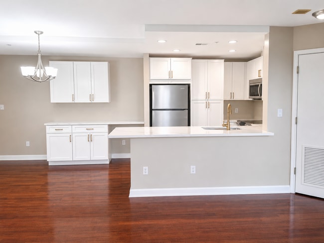 Building Photo - 100 Harborview Dr Unit 204