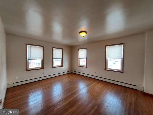 Photo - 213 Lincoln Way W