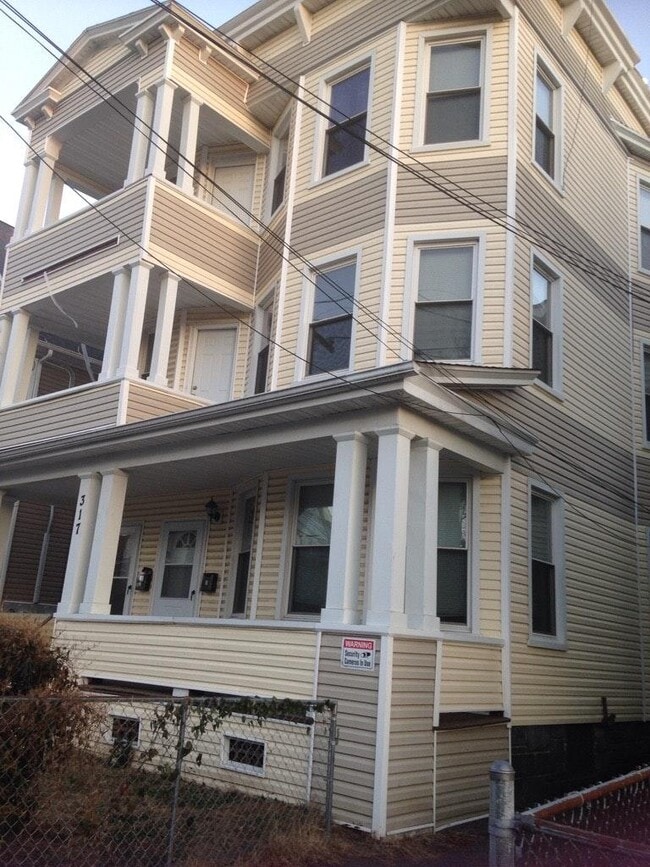 Building Photo - 315-317 Maplewood Ave Rental