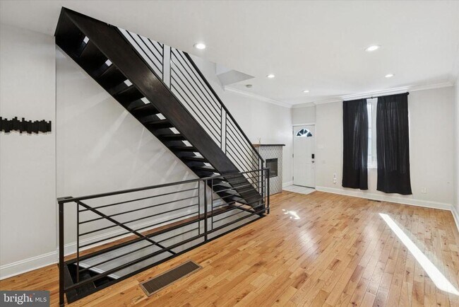 Photo - 2527 Ingersoll St