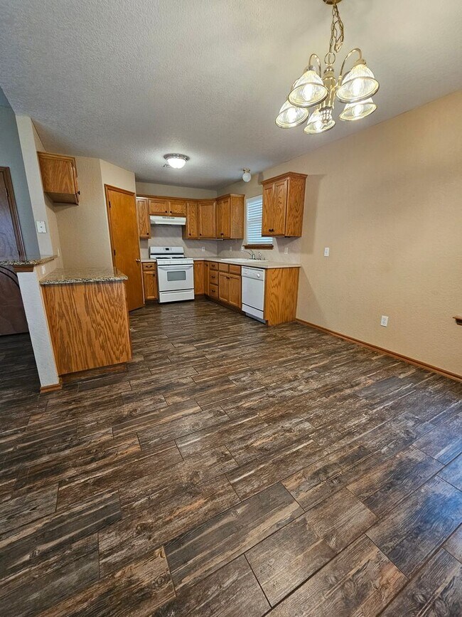 Photo - (3) Bed/(2) Bath in Tecumseh Ridge Addition Avail NOW! Pets Negotiable.