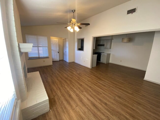 Photo - Duplex Convenient to South Loop 289