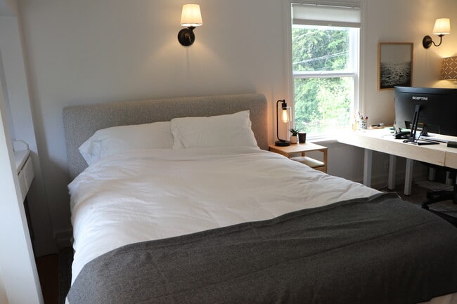 2nd Bedroom / Office - 140 NW Maywood Dr