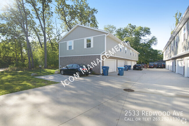 Building Photo - Prime off-campus housing with garages! Rental