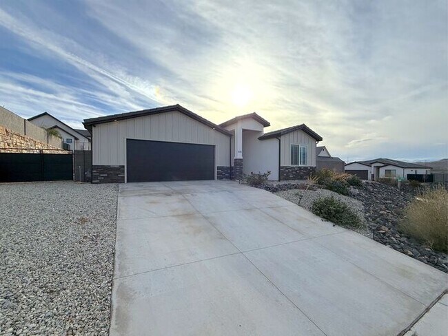 3 bed, 2 bath home w/2 car garage