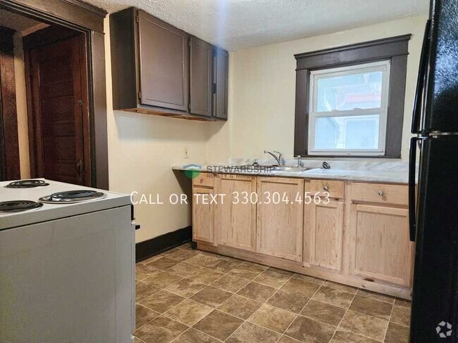 Building Photo - 897 Avon St Unit Up Rental