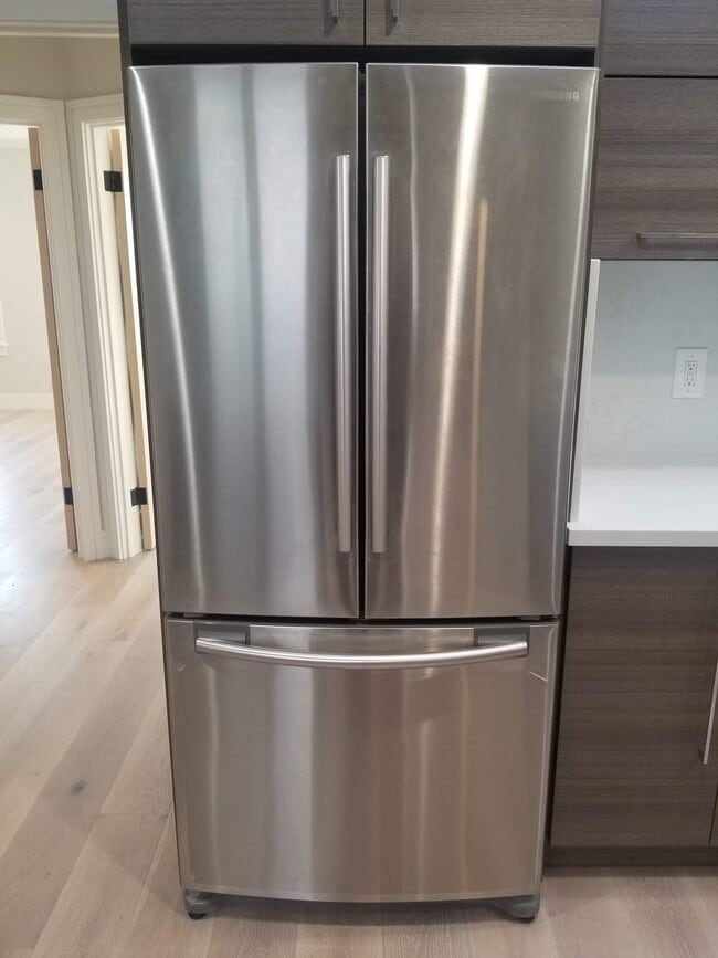 Fridge - 1887 24th Ave