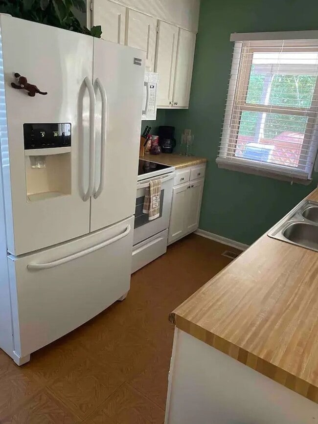 Photo - 408 Croydon Ln