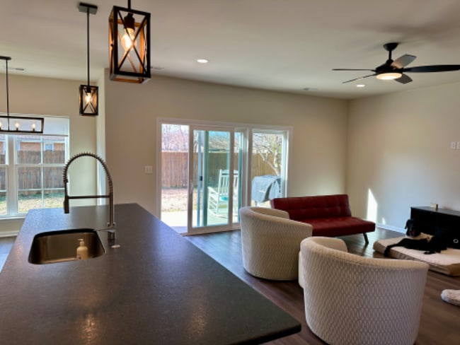 Photo - 1100 Kinsey Dr SE