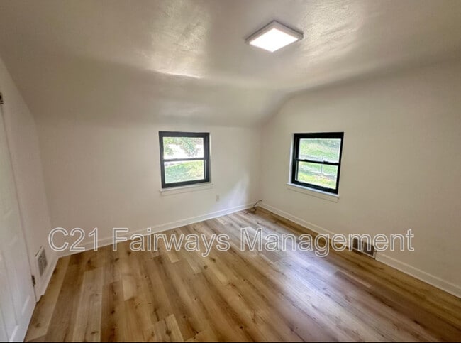 Photo - 10318 Lindberg Ave