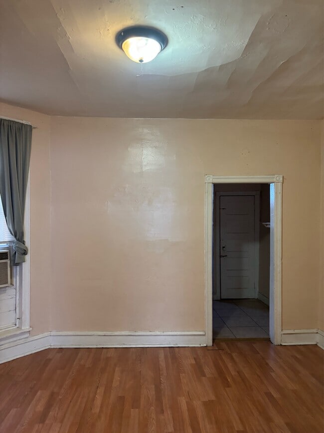 Photo - 5617 Carpenter St