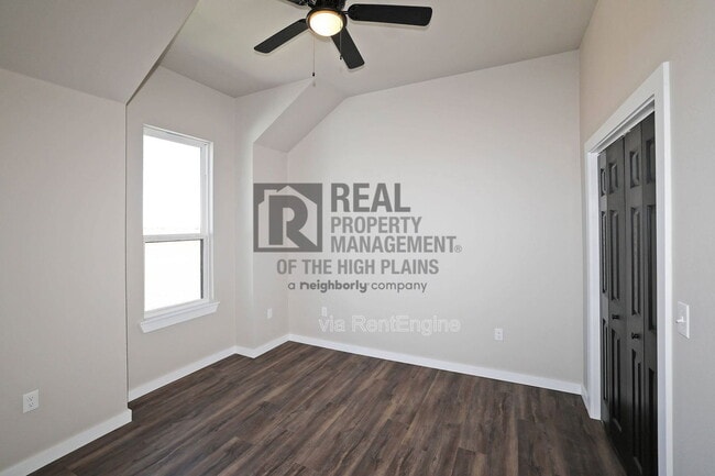 Photo - 4710 Clive Ave