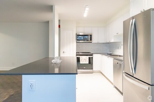 2 BR, 1 BA - 932SF