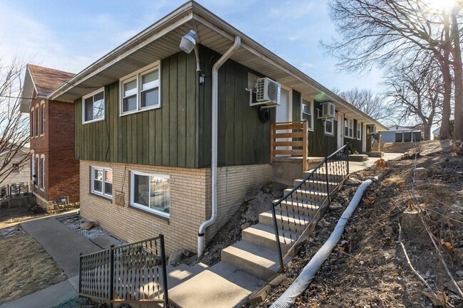 Building Photo - 770 University Ave Unit 6