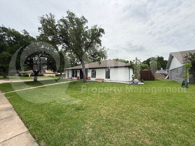 Building Photo - 914 Hillsdale Dr