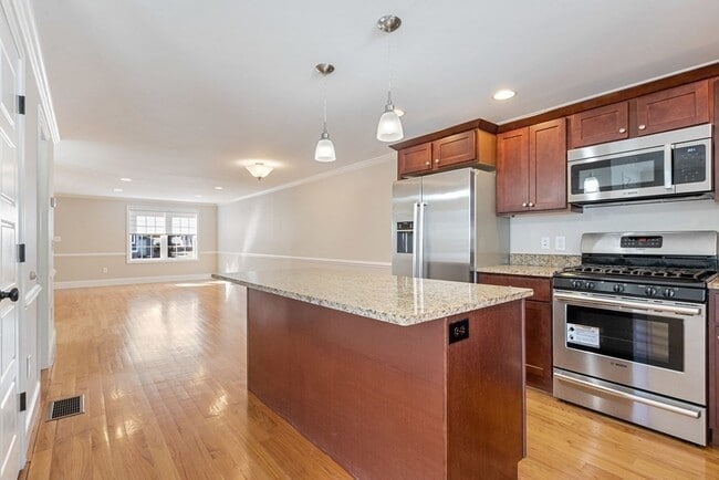 Photo - 220 White St