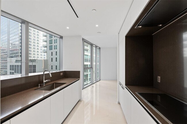 Photo - 300 Biscayne Boulevard Way
