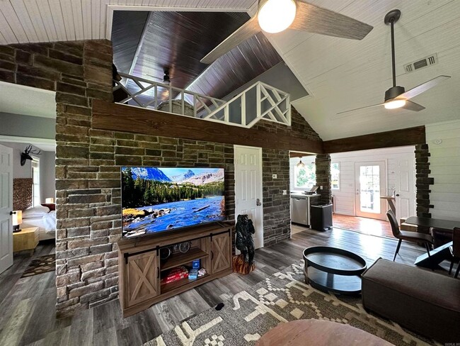 Building Photo - 896 Vaughn Rd