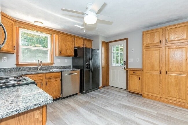 Photo - 155 Cook St