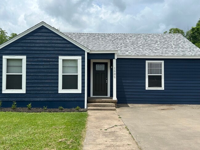 Photo - 1606 N Travis St