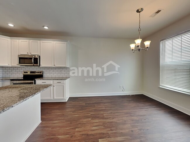 Photo - 574 Chantry Ln