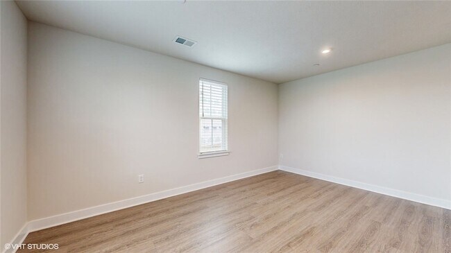 Photo - 4908 Spruce Rd
