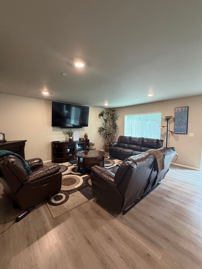 Photo - 1110 Swan Loop
