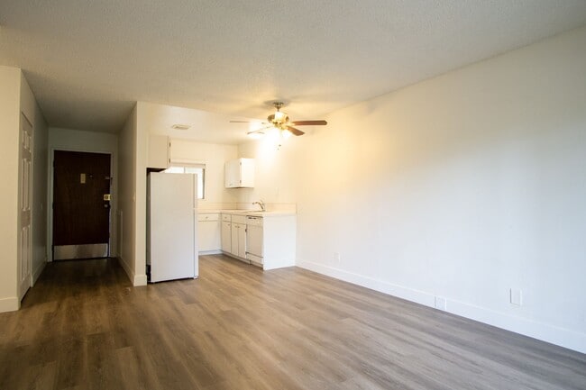 Photo - FREE RENT: Nicely Updated Top Floor Corner 2-Bdr Near OHSU w/Private Balcony! Unit 301