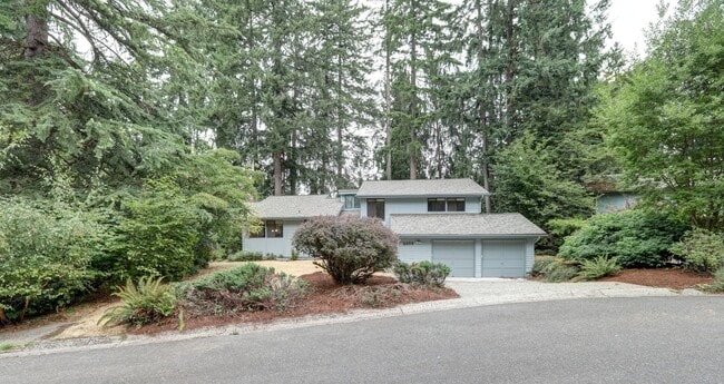 Building Photo - Spacious 4BR 2.75BA Tri-level home in quie...