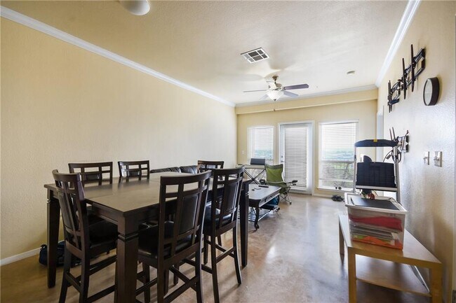 Photo - 910 W 25th St Unit 403