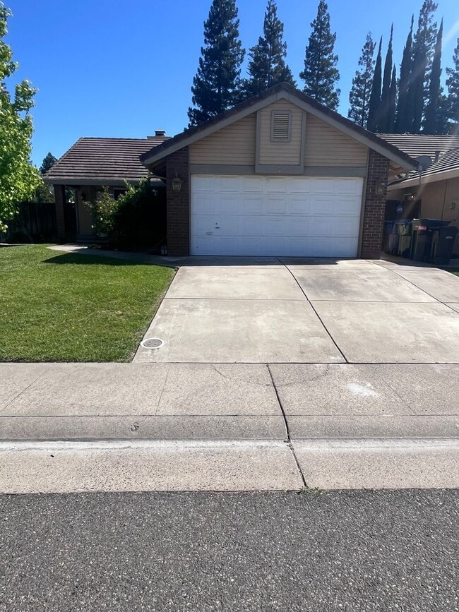 Building Photo - ADORABLE 3 BEDROOM HOUSE WITH POOL!