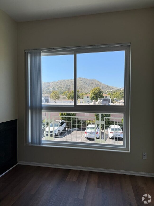 Building Photo - Mid Town Ventura Upstairs 2+2 Apartment Unit 2991 Loma Vista Rd #2