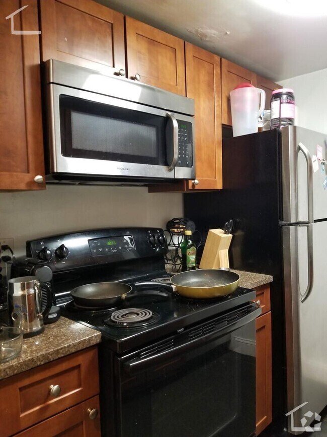 Building Photo - Renovated Unit in South End. New Kitchen A... Rental