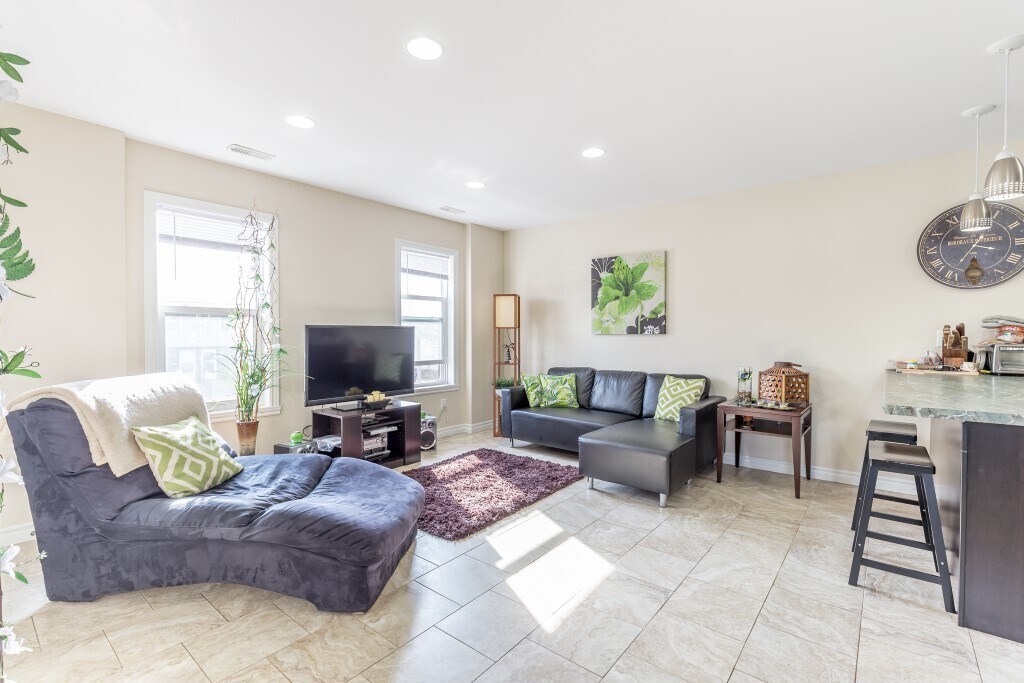 Photo - 528 Chippawa St