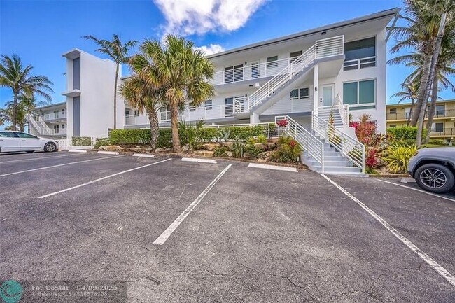 Photo - 1041 Hillsboro Mile Condo Unit 19