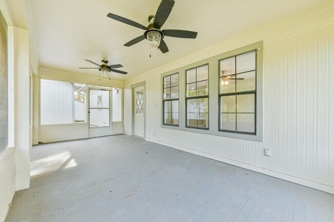 Photo - 305 Red Haven Dr