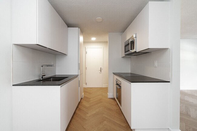 Photo - 3010 Queen St E