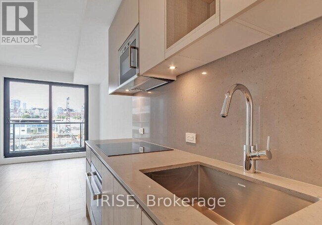 Photo - 118 Merchants' Wharf Unité 215