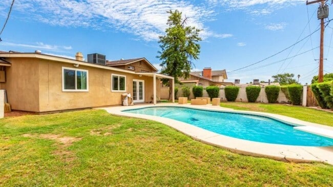 Building Photo - 919 E La Jolla Dr