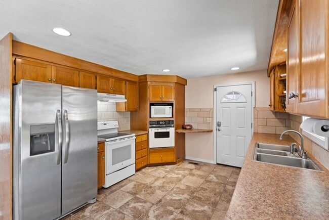 Building Photo - 809 S 72nd Ave
