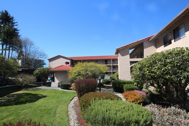 Building Photo - Large Redondo Condo with Waterfront View!