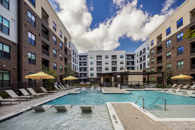 piscina de servicios de northpark_113 - AMLI North Park