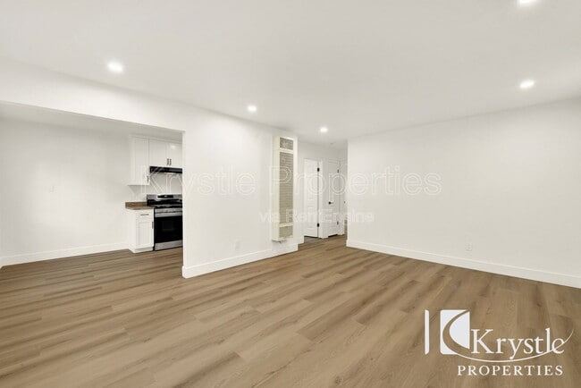 Photo - 451 E L St