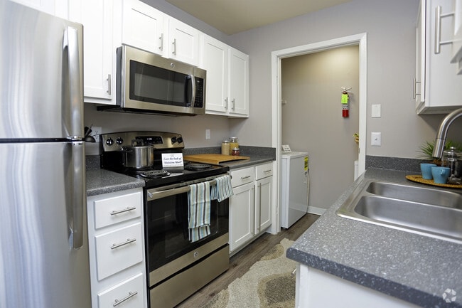 2BR, 2BA - 1000 SF