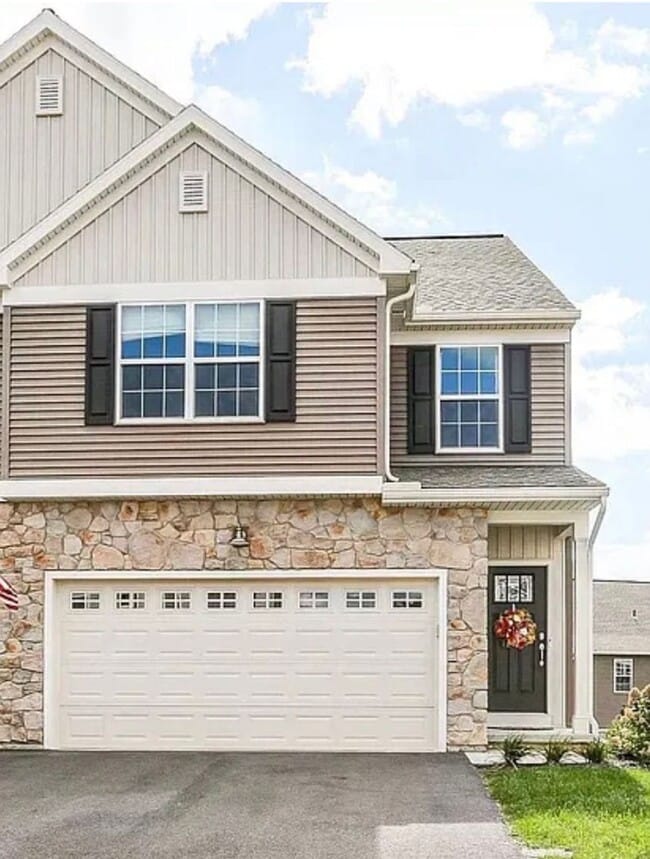 Building Photo - 3 bedroom 2.5 bathroom townhome for rent